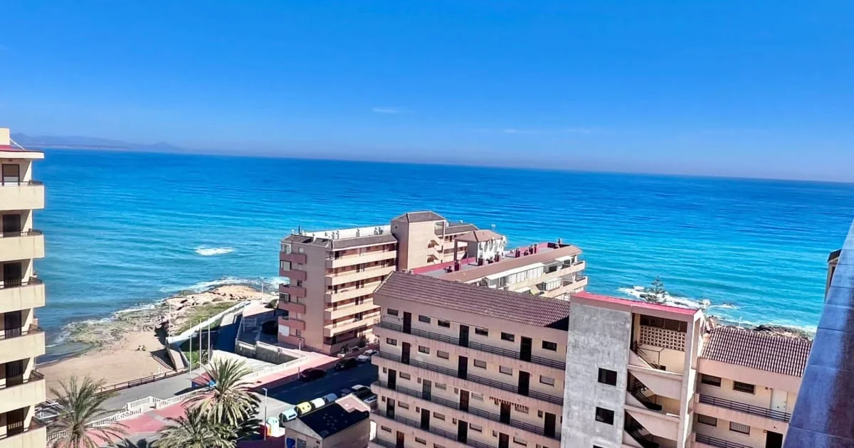 Ninth-floor Torrevieja apartment, sea views