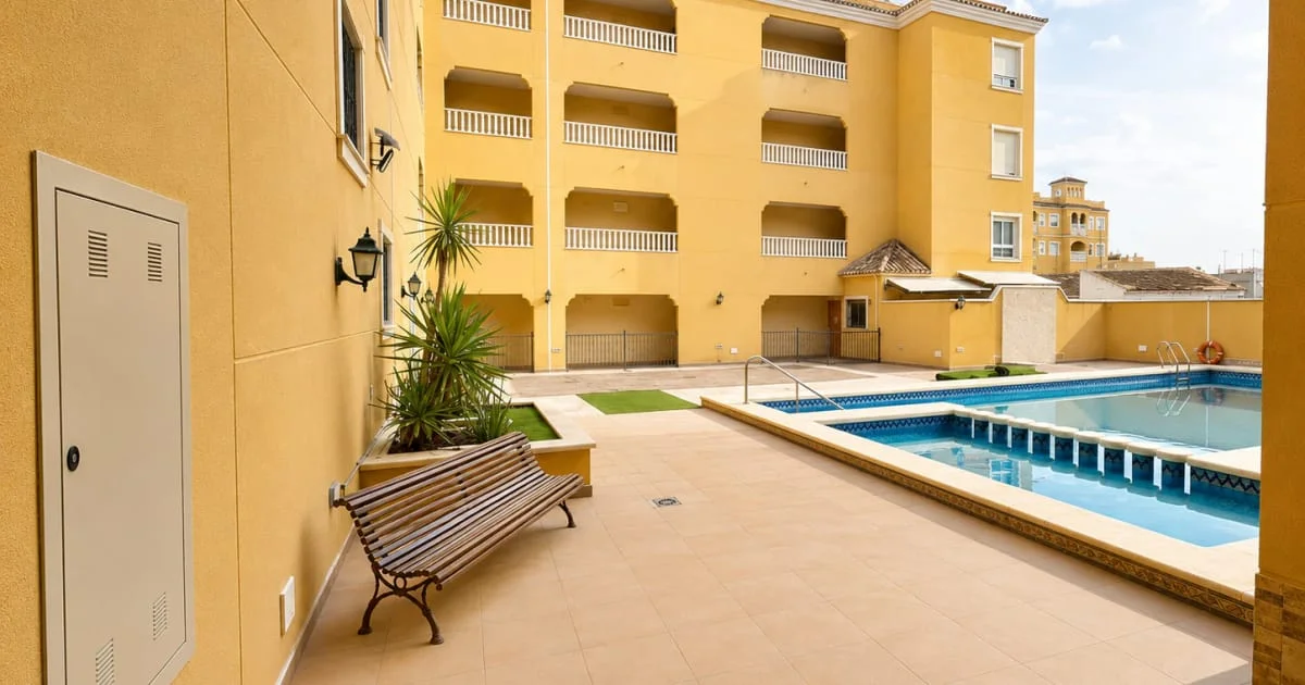 Bright corner flat with communal pool