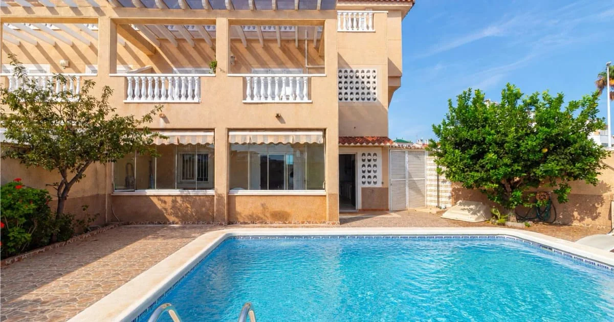 Private-pool bungalow in Zeniamar