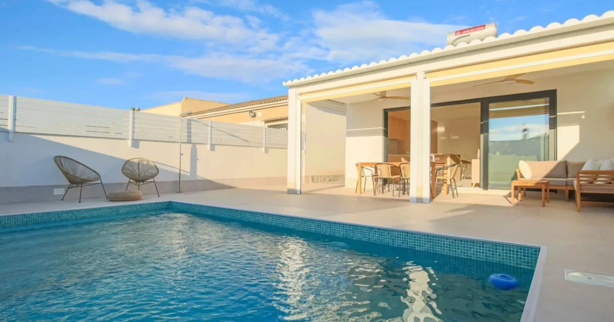 Casa adosada de tres dormitorios con piscina privada