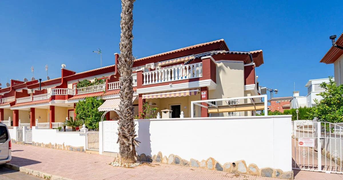 Well-kept townhouse with communal pool