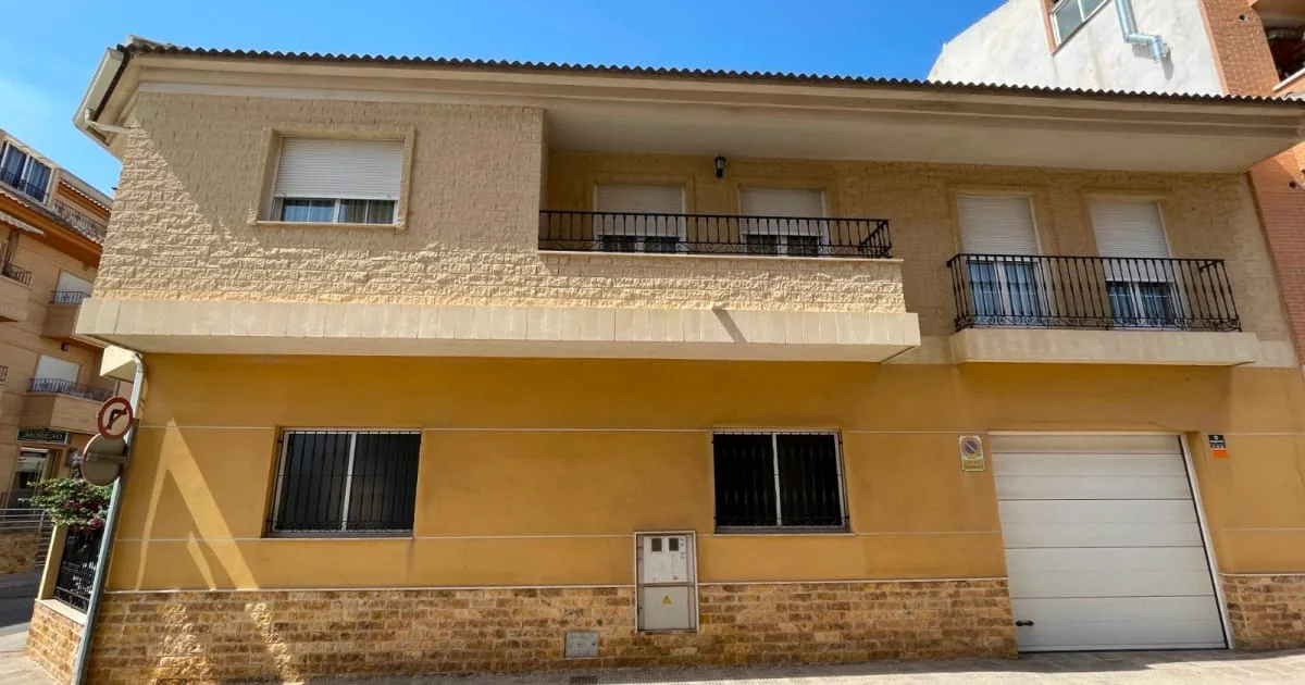 Gran casa mixta con espacio comercial