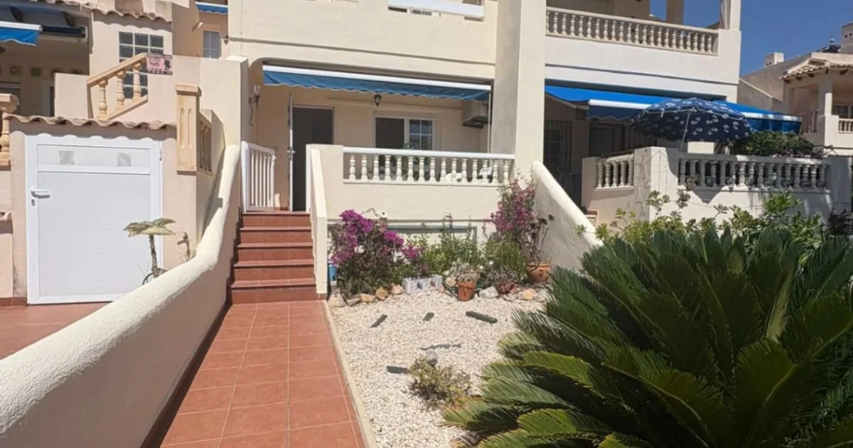 Casa pareada de dos dormitorios con piscina comunitaria