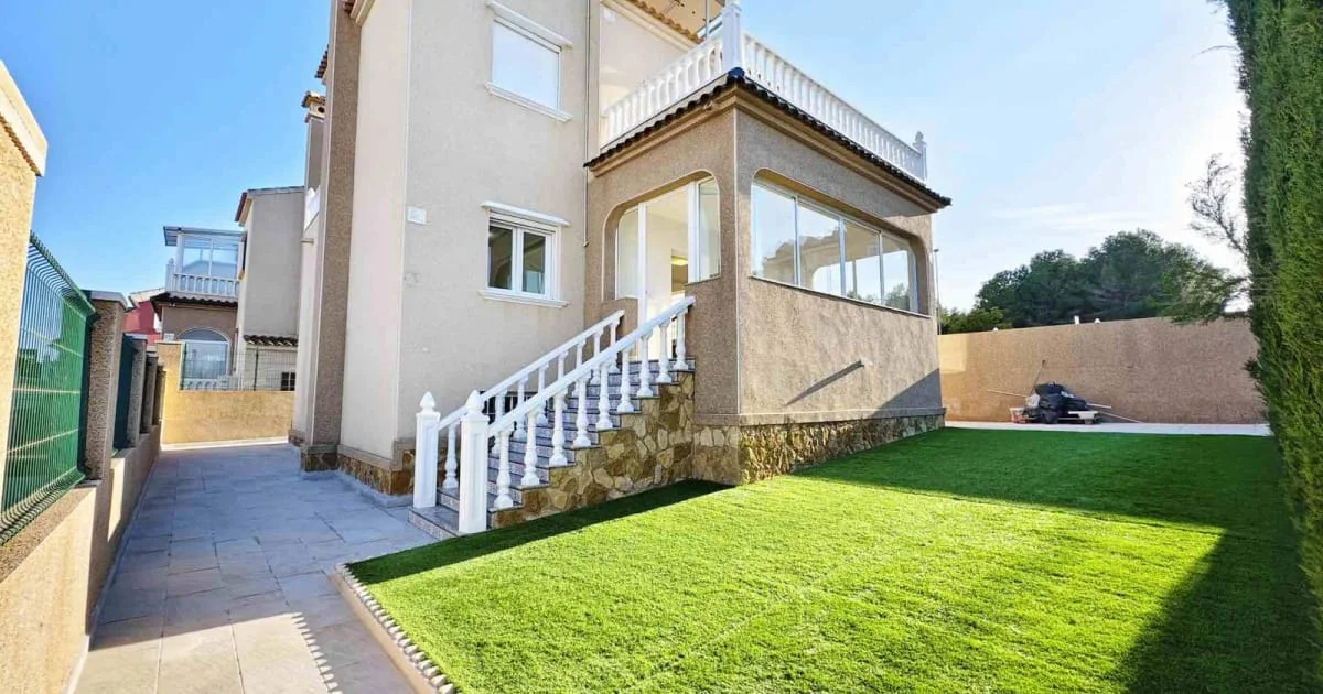 Spacious four-bedroom chalet in Villamartin