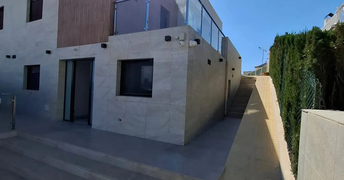 Chalet reformado de cuatro dormitorios en Los Balcones
