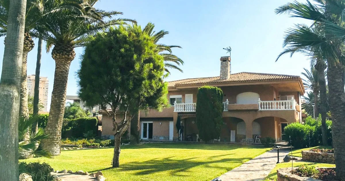Beachfront villa on 1,900 m² plot