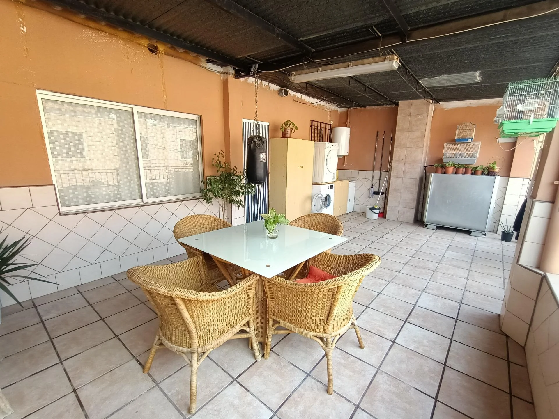 Casa con local comercial y tres dormitorios
