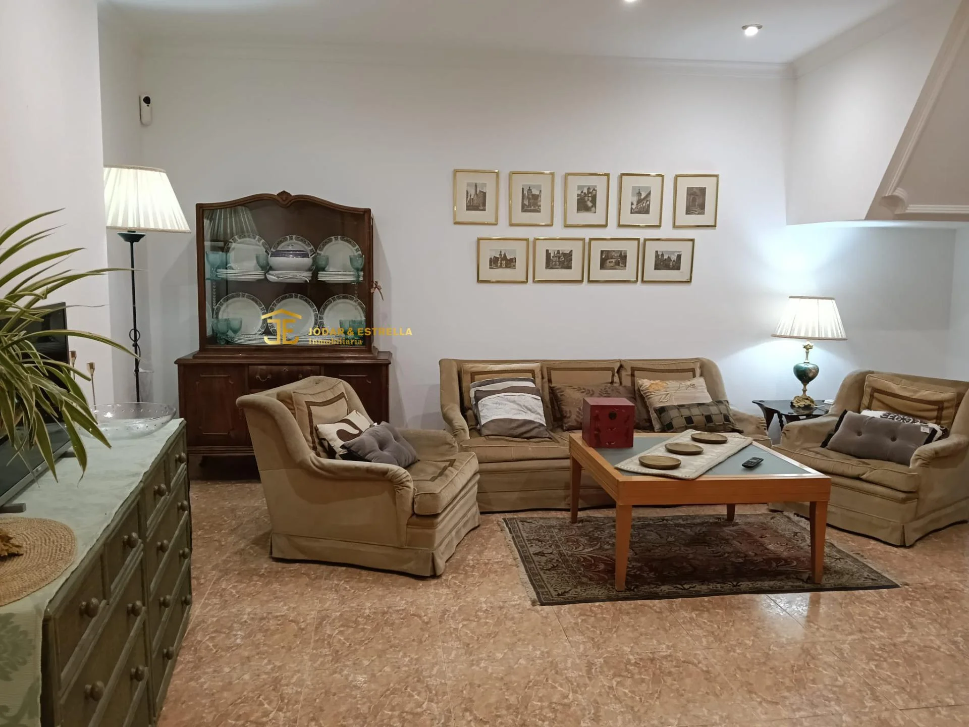 Casa de cinco dormitorios en La Paca