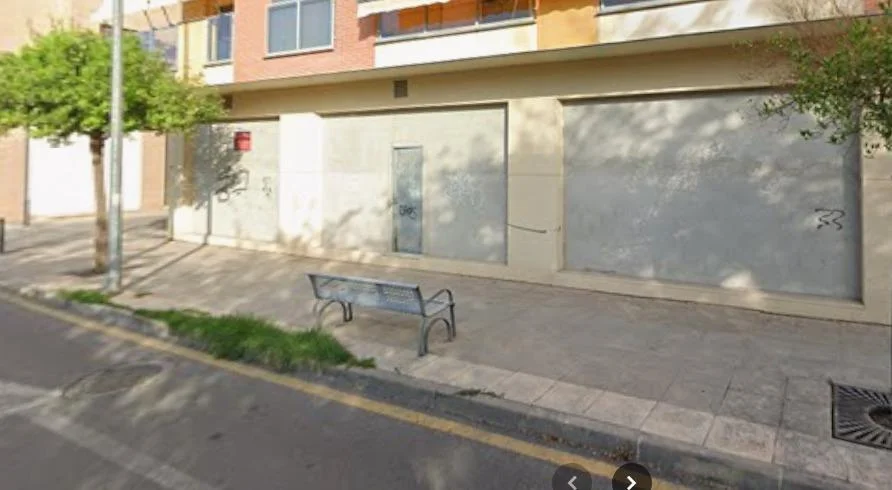 Local comercial esquinero en La Seda