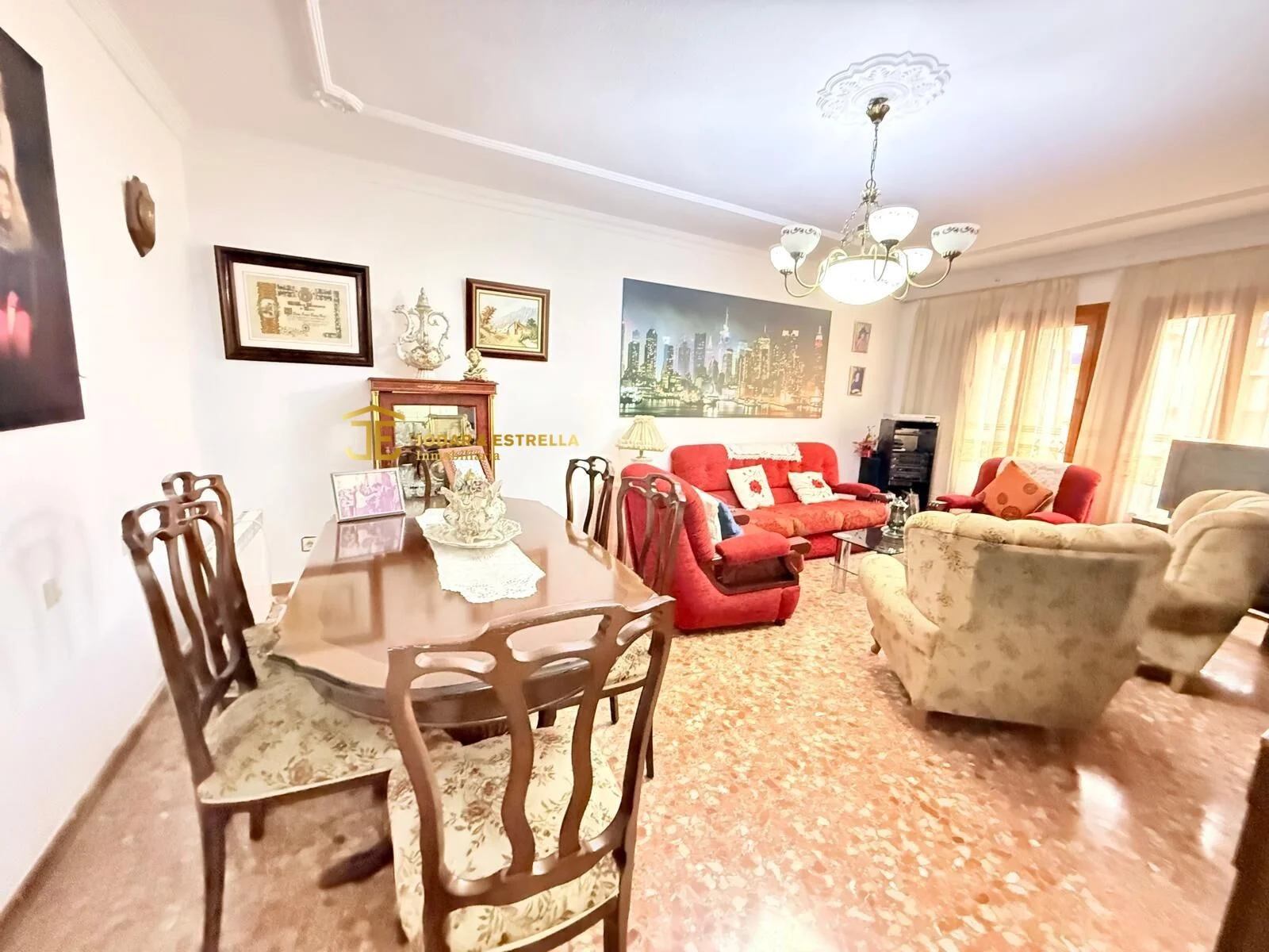 Large central flat with garage