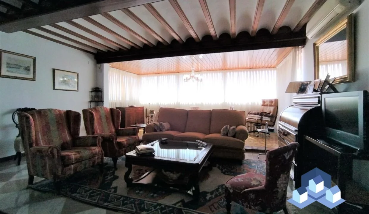 Central Lorca house with 70m² terrace