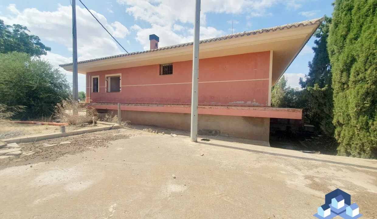 Chalet en Purias con parcela de 13.000 m²