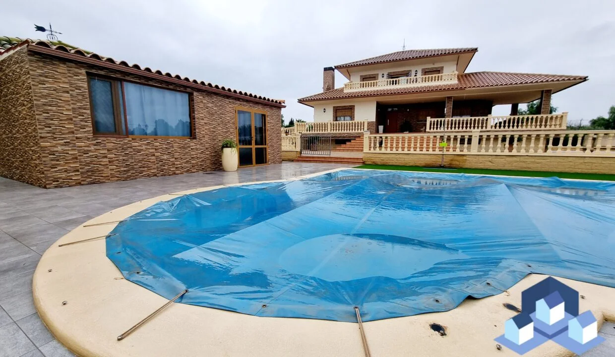 Large chalet with pool and olive grove