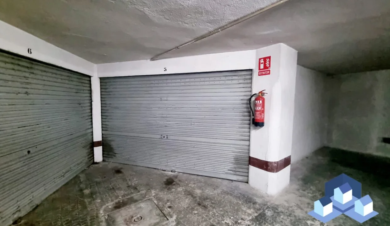 Central Lorca garage for medium car