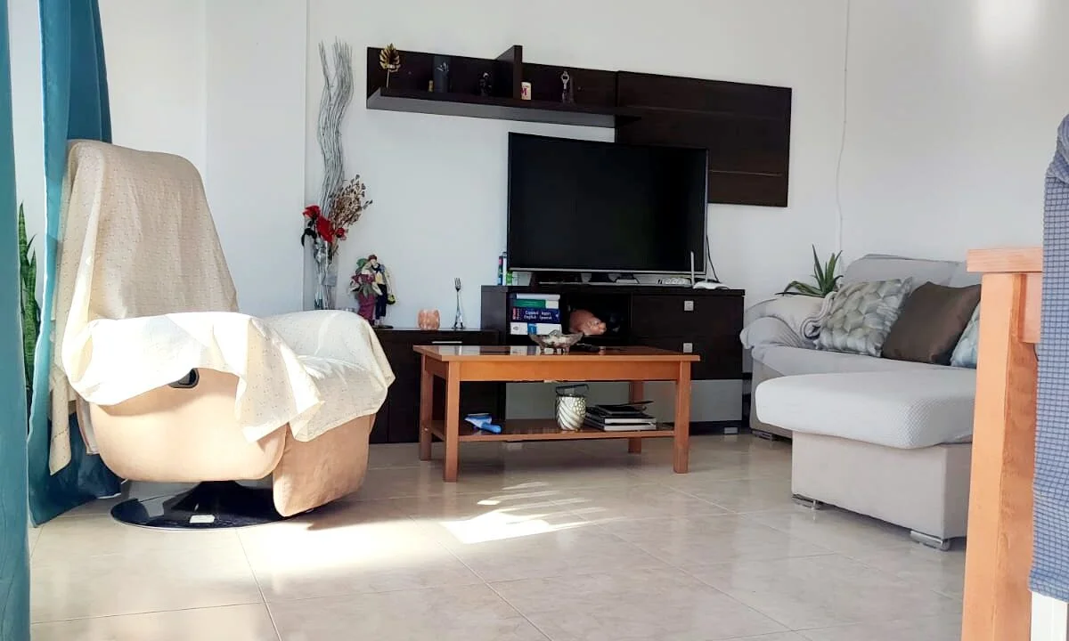 Bright fourth-floor flat near beach