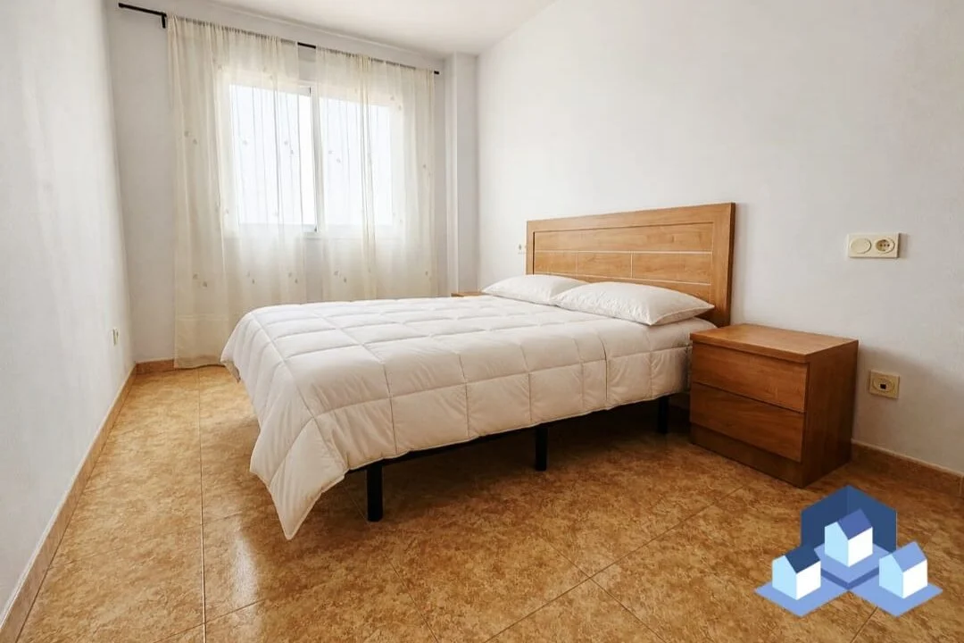 Bright La Hoya flat, three-bedroom investment