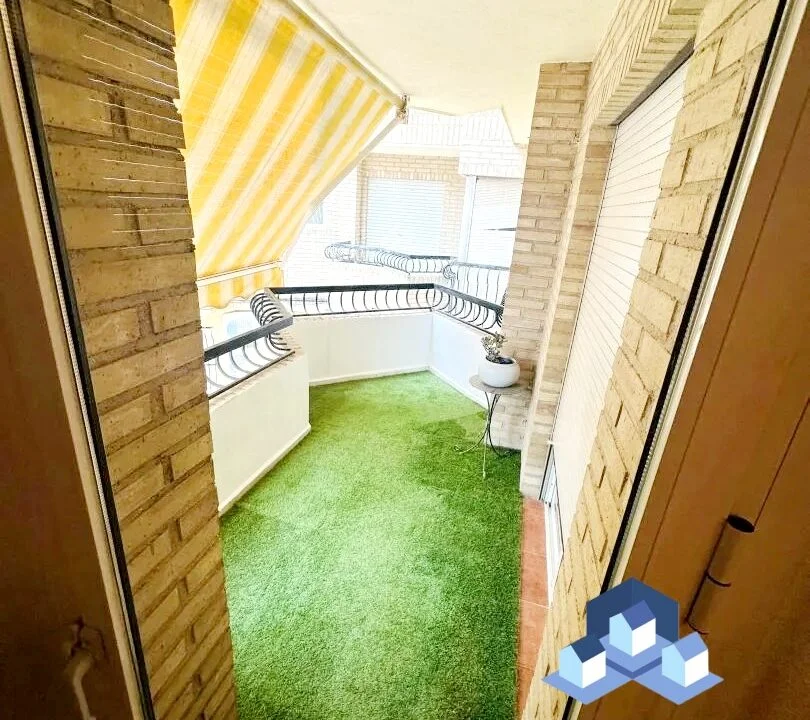 Bright four-bedroom flat in La Seda