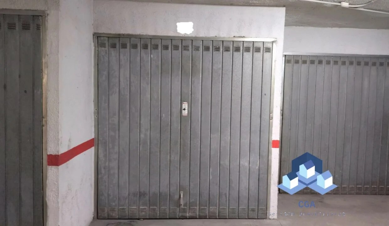 Central La Viña garage with storage