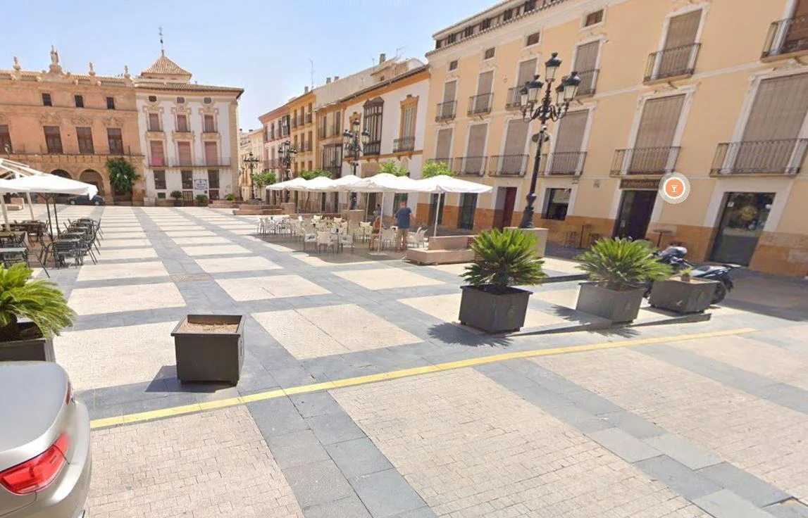 Edificio mixto histórico con terraza