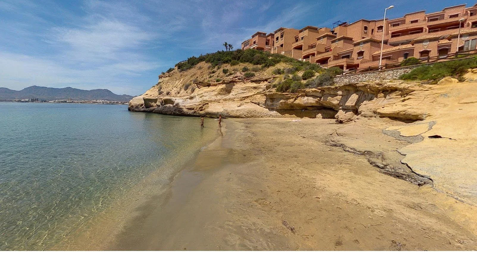 Coastal three-bedroom flat near coves