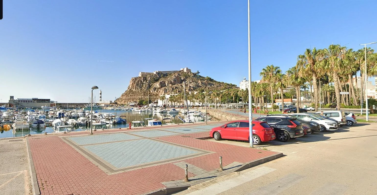 Urban beachfront plot, 2,445 m² buildability