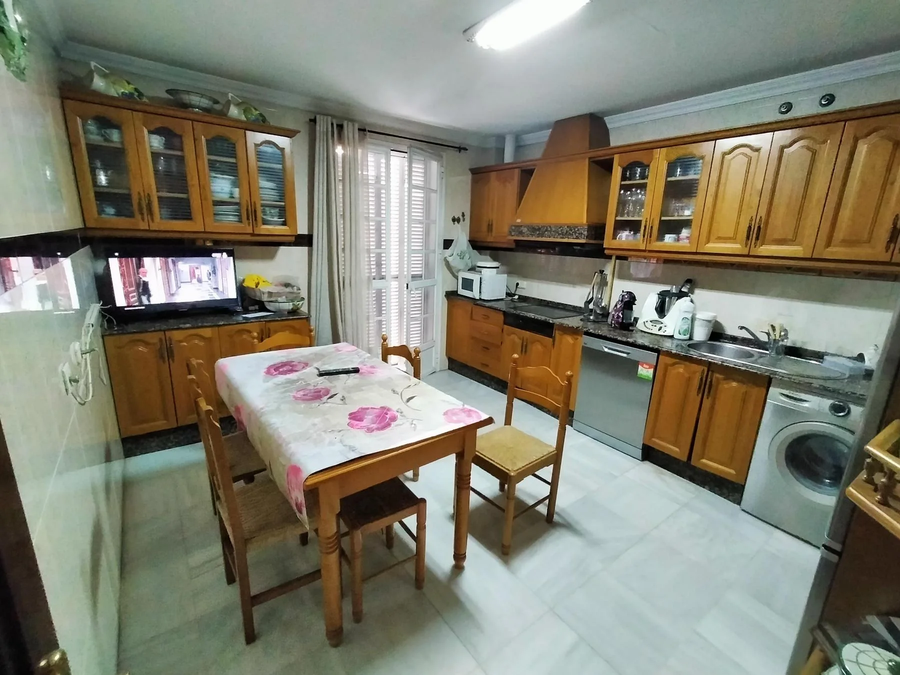Large Chiclana house with commercial space