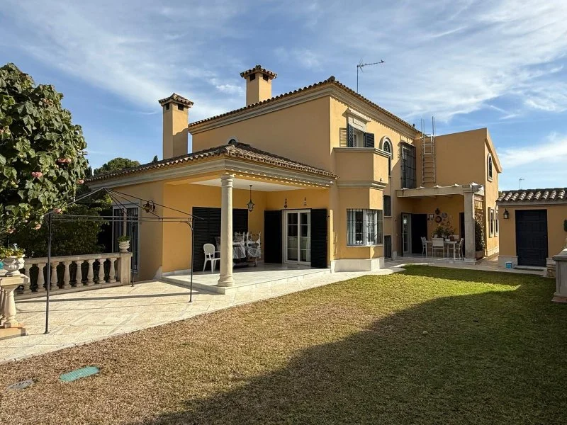 Large six-bedroom chalet with private pool