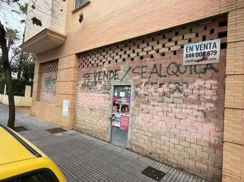 Commercial unit with large plot