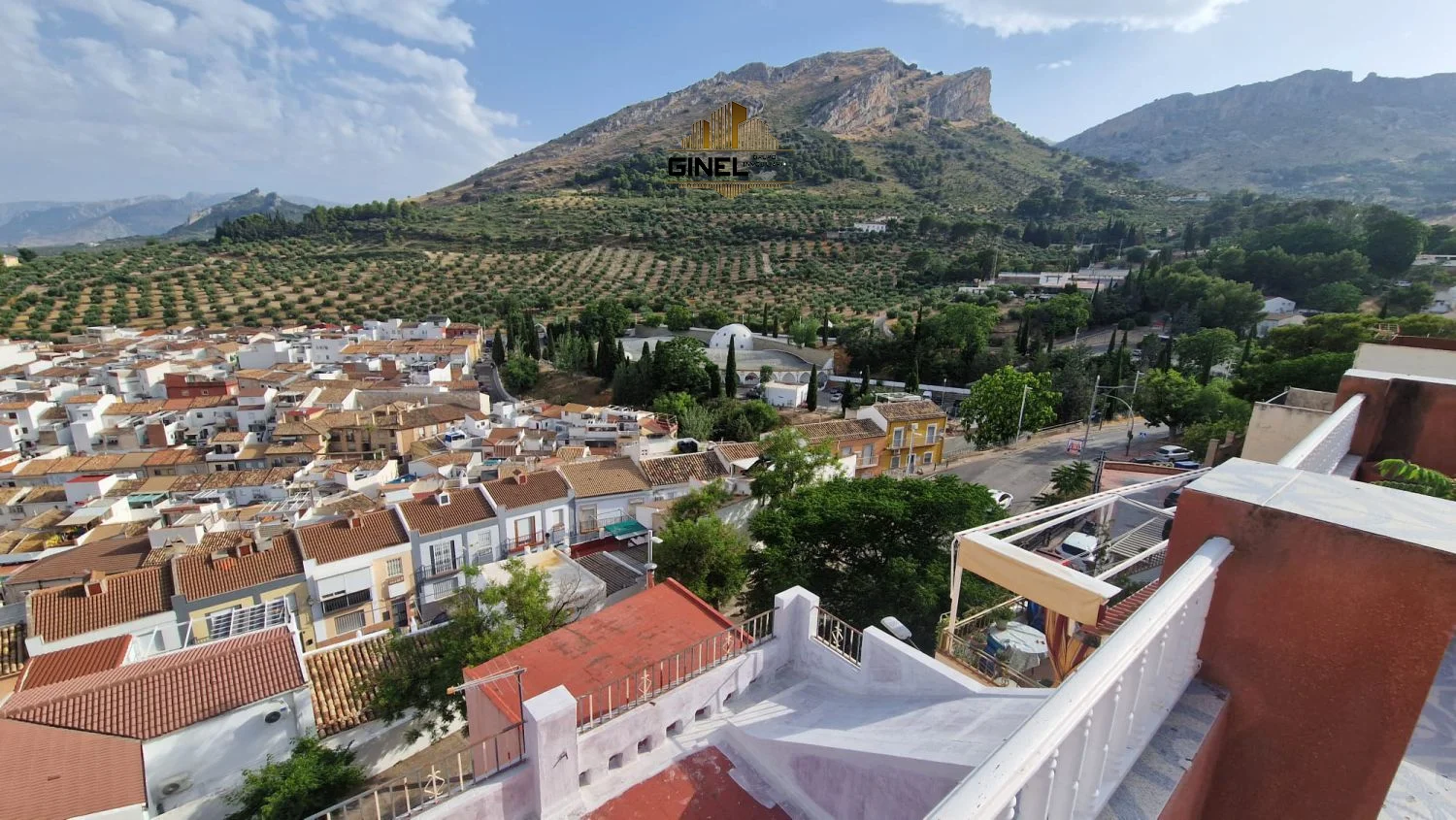 Casa de cuatro plantas en Tomillo, Jaén