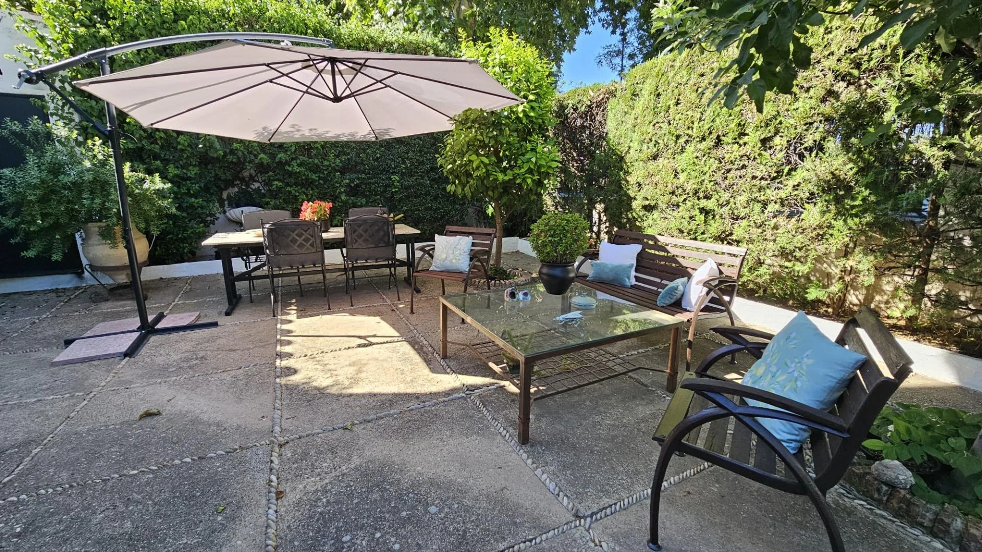 Detached townhouse with 335 m² plot