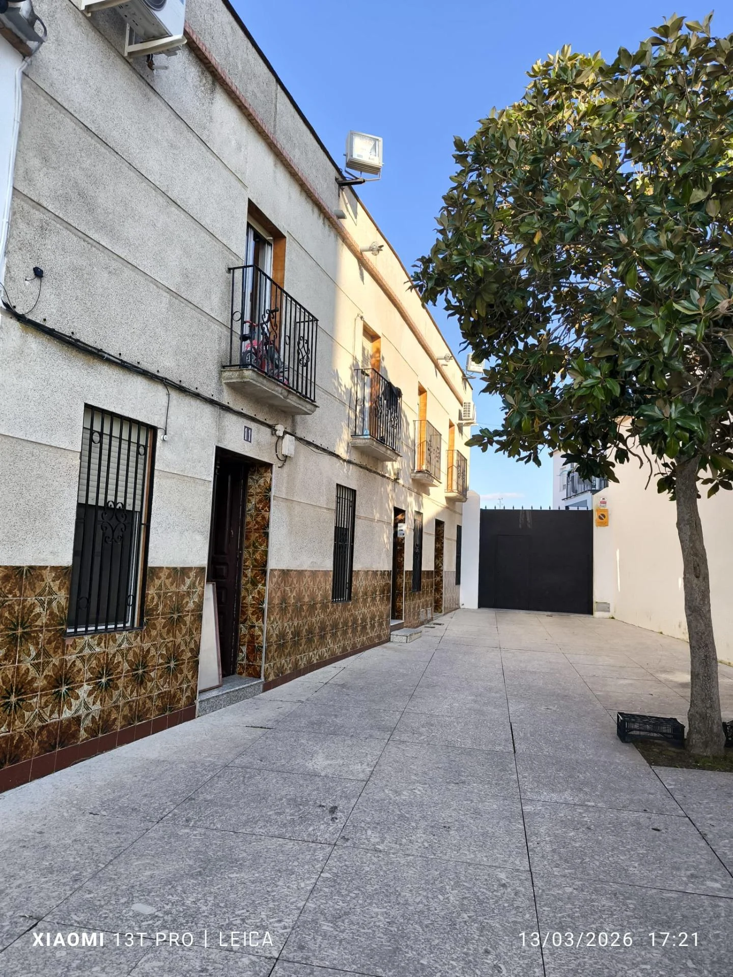 Conjunto de casa y piso con inquilina