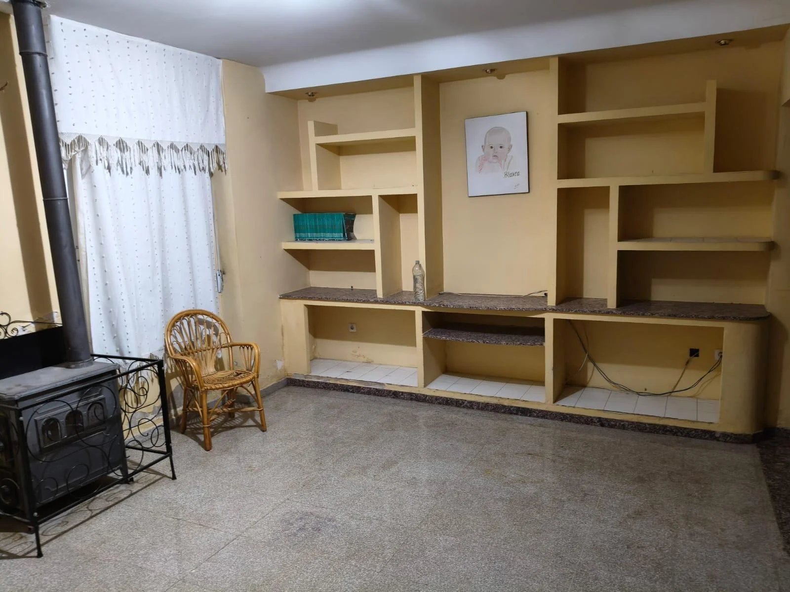 Casa de dos plantas con local comercial