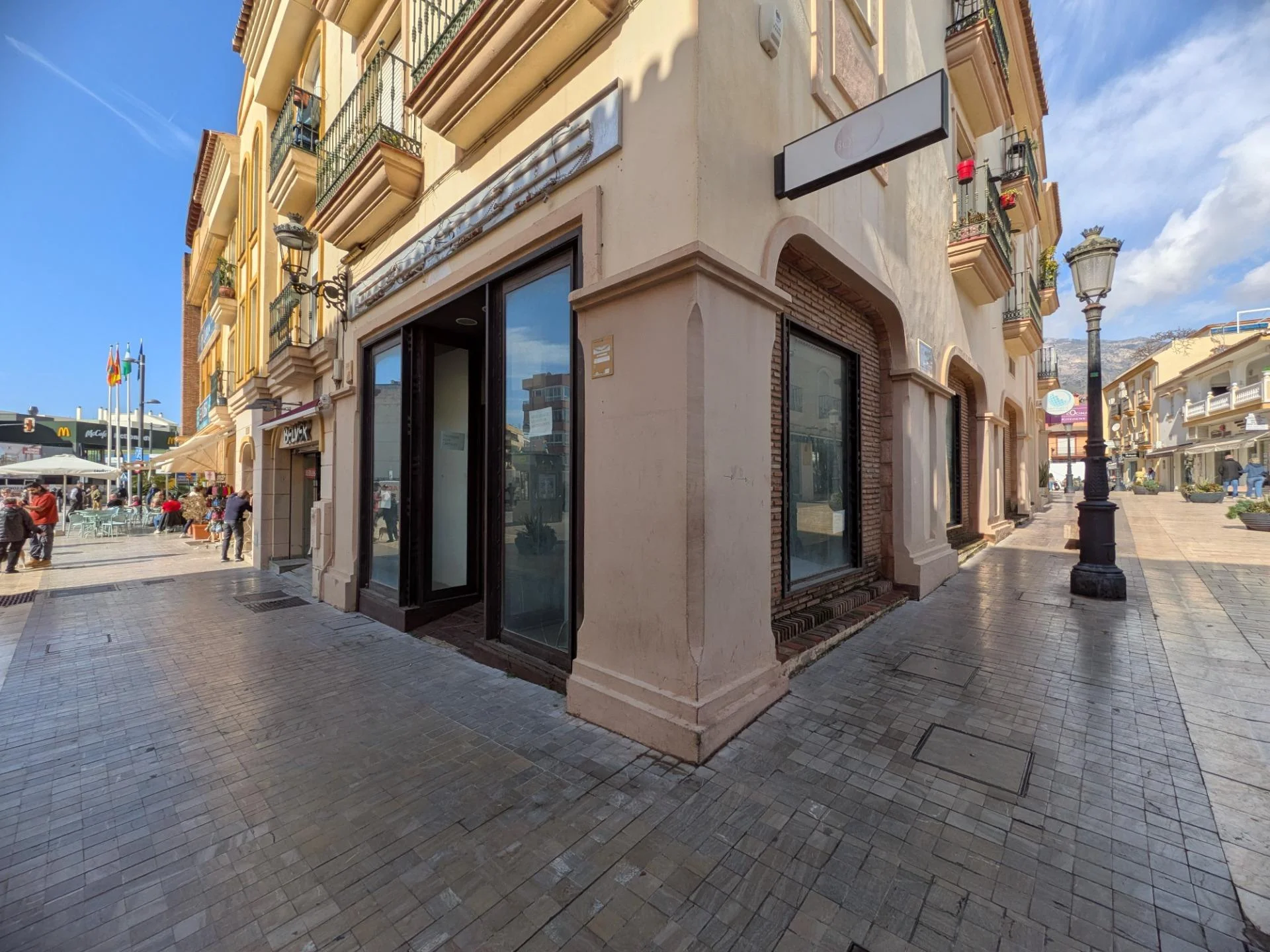 Central commercial corner unit, 95 m²