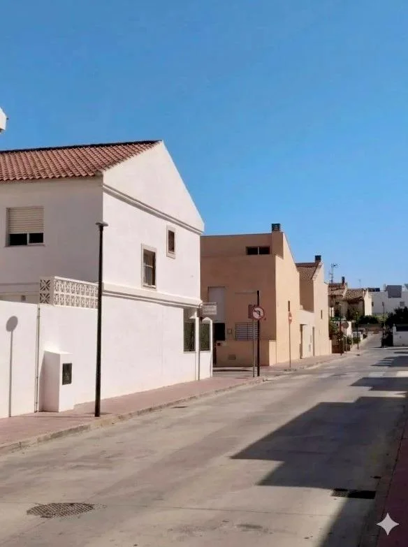 Adosado para reformar con piscina y patio