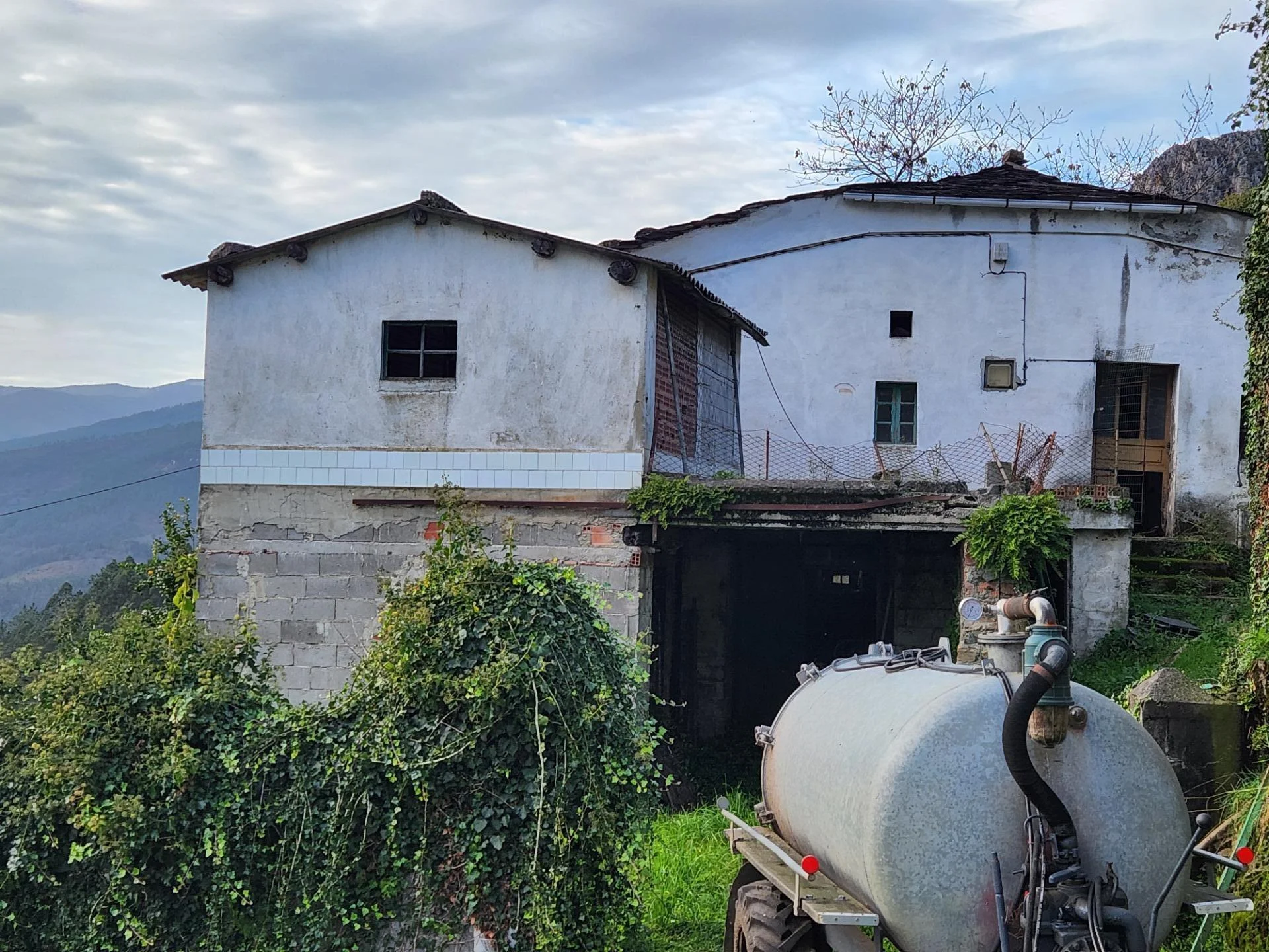 Rural house with chapel, large plot