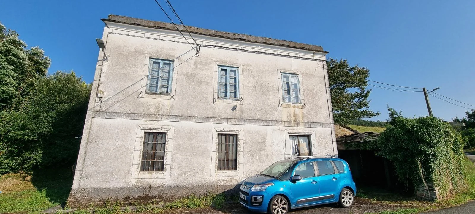 Rural house with 4,453 m² plot
