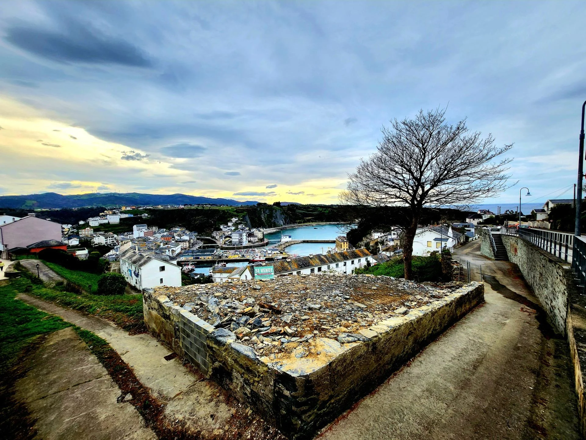 Parcela edificable costera con vistas al mar