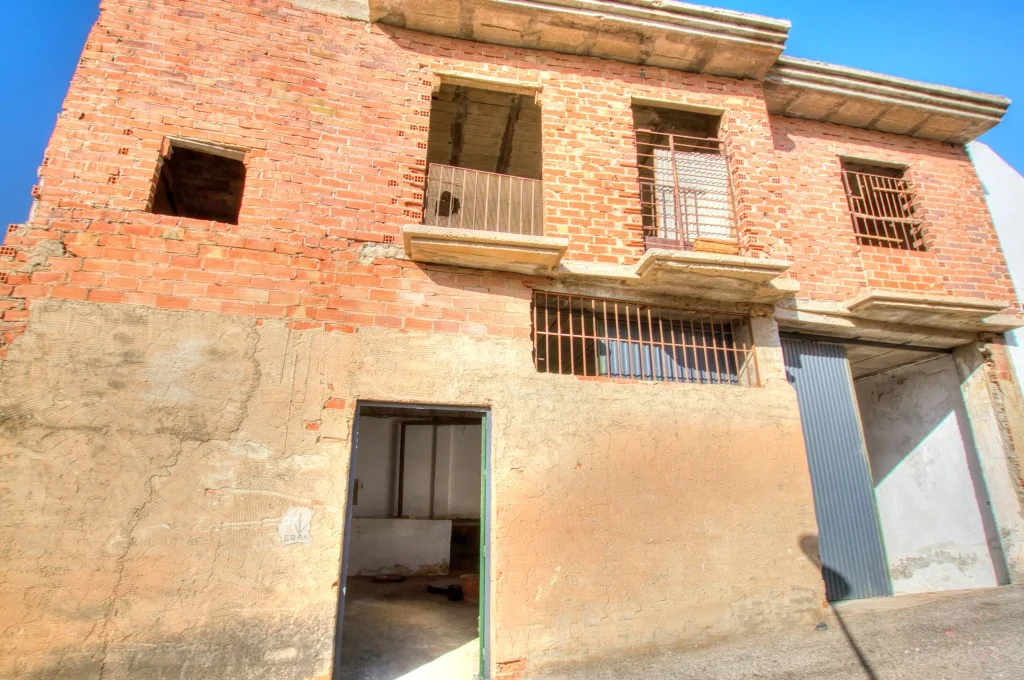 Three-story townhouse with sea views
