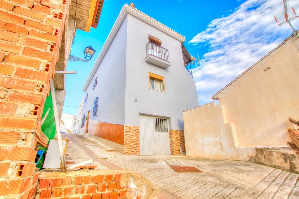 Casa de pueblo de tres dormitorios con terrazas