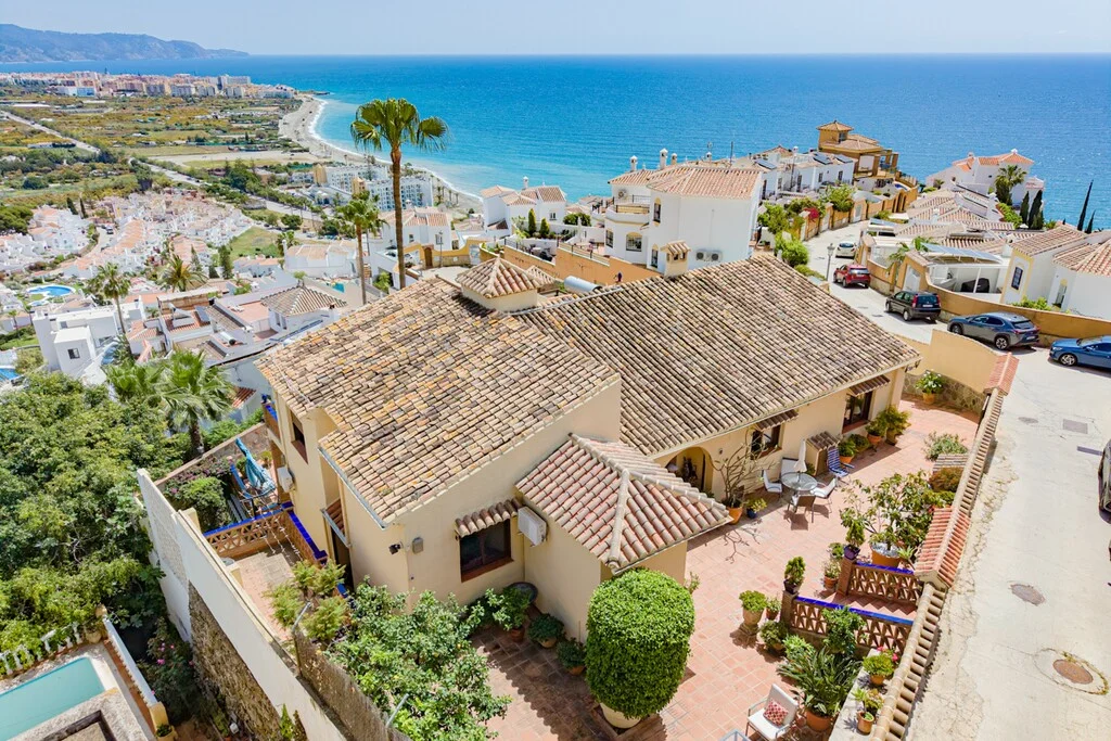 Sea-view villa in Punta Lara, five bedrooms