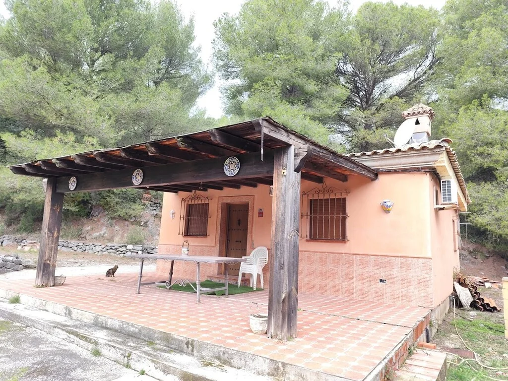 Single-level villa near Monda with acreage