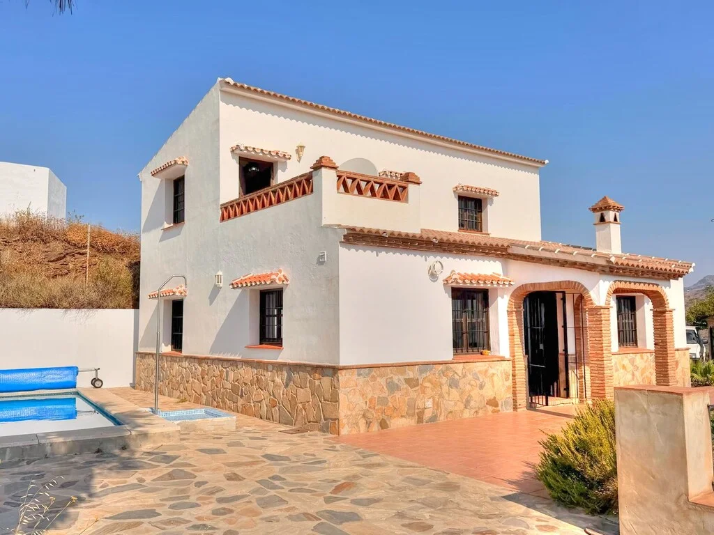 Casa rural cerca de Almáchar con piscina
