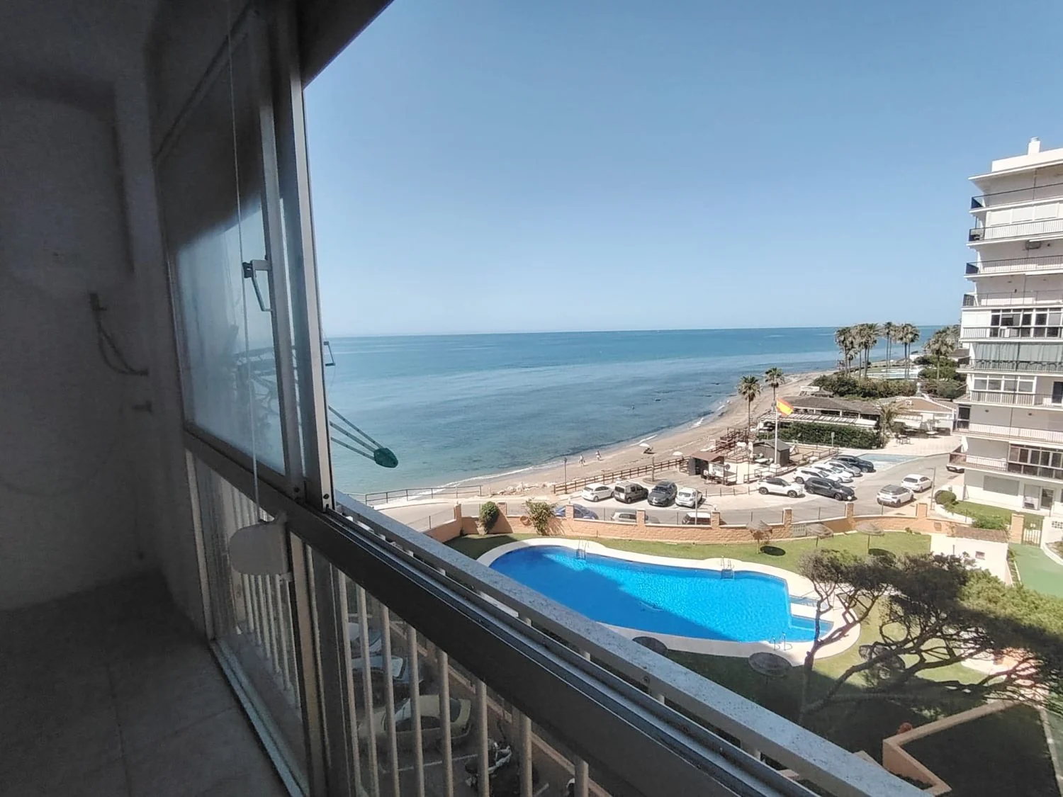 Apartamento reformado en primera línea con vistas al mar