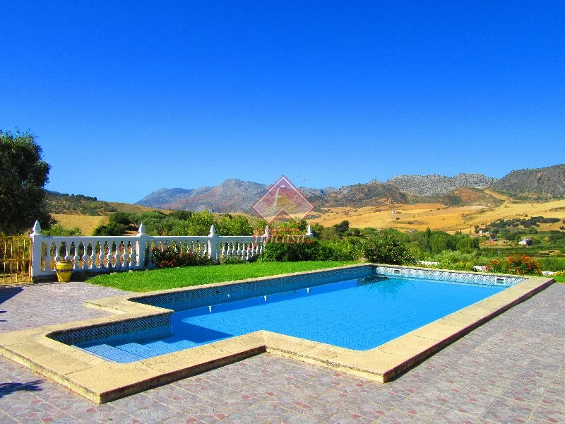 Casa de campo restaurada, parcela de 28.000 m²