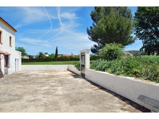 Country house with 10,000 m² plot