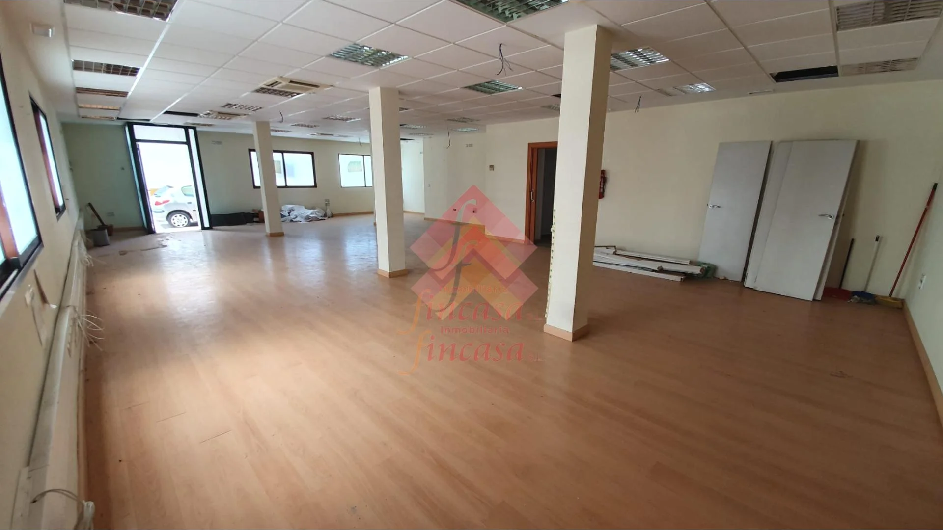 Reformed corner commercial unit in Ronda