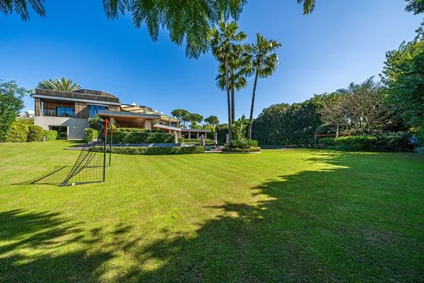 Luxury golf-front villa with 10 bedrooms