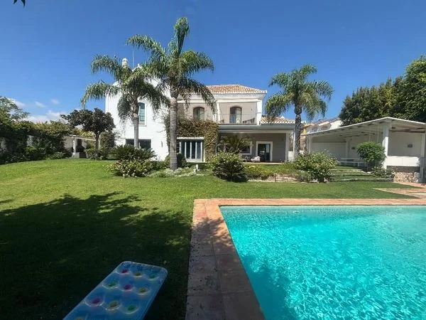 Villa renovada cerca de Guadalmina, 5 dormitorios