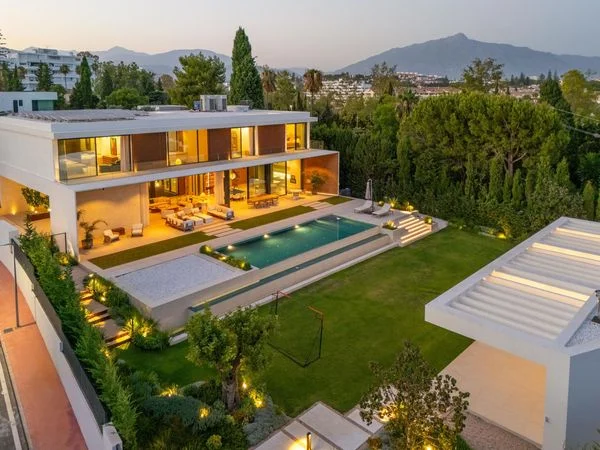 Contemporary Marbella villa, 6 bedrooms
