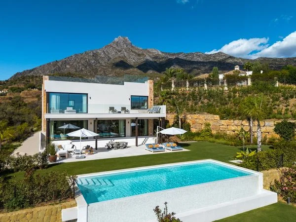 Villa de lujo en Nagüeles con vistas al mar